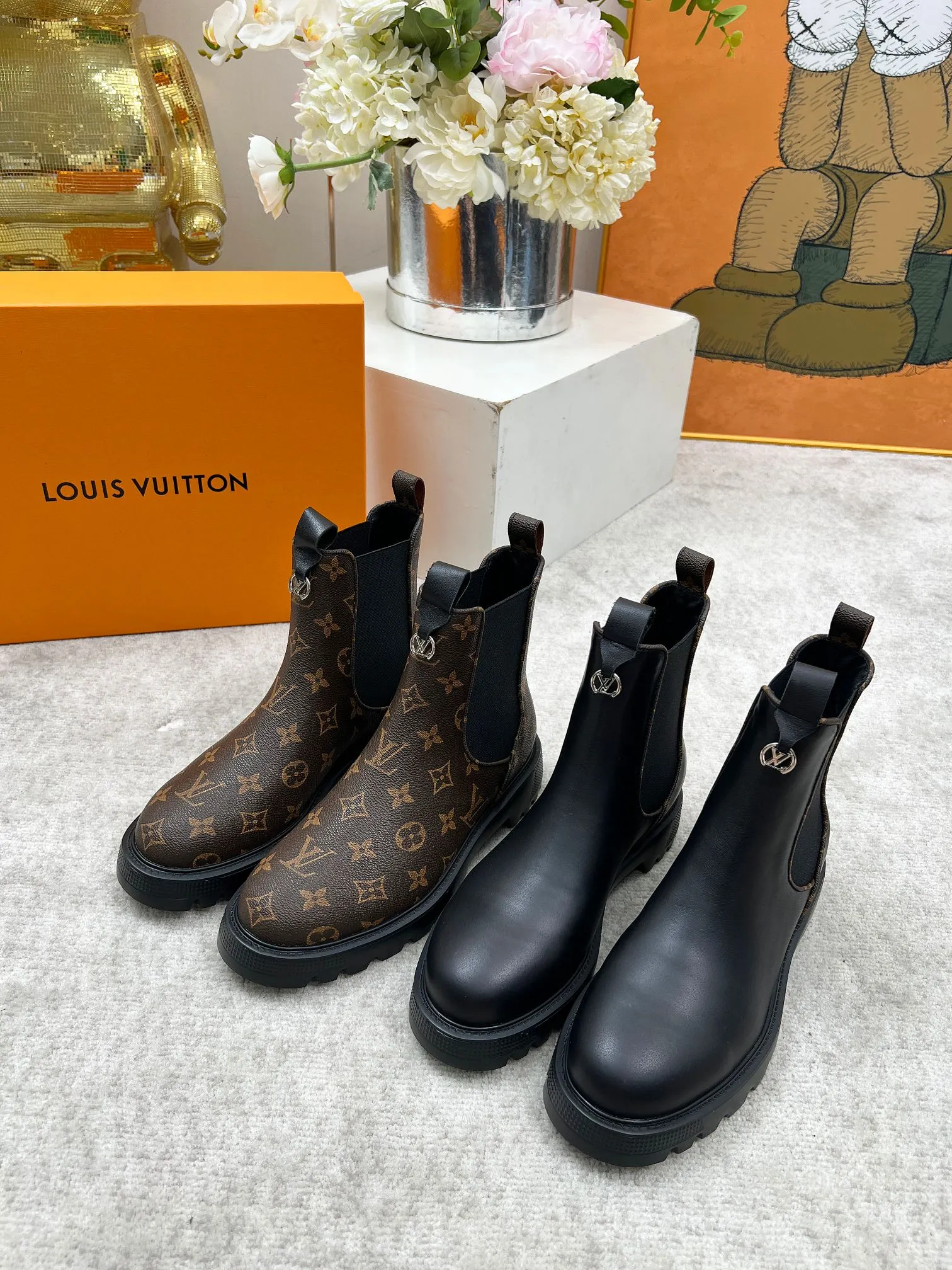 👟👟Ex-factory price 540👟👟 LOUS VUITON 🔥🔥🔥️ The latest short boots model from Louis Vuit 2025 official website, official website 💯 original version 1:1. LV Beaubourg uses calfskin to present a Chelsea-style upper, with a lightweight thick sole. Monogram canvas trim and contrast stitching outline the elastic side panels and seams respectively, cleverly interpreting the balance of strength and softness. It is a fashionable short boot that is comfortable and generous, versatile and very good-looking. Upper: Full-grain calfskin. Lining feet: sheepskin. Color: black/coffee, 35 to 40 yards, (414243 yards can be customized without return or exchange) Bosses are welcome to place orders